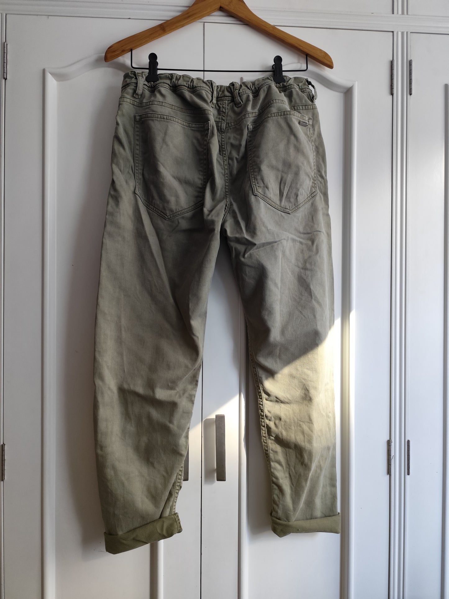 Pantalón verde caqui gomas