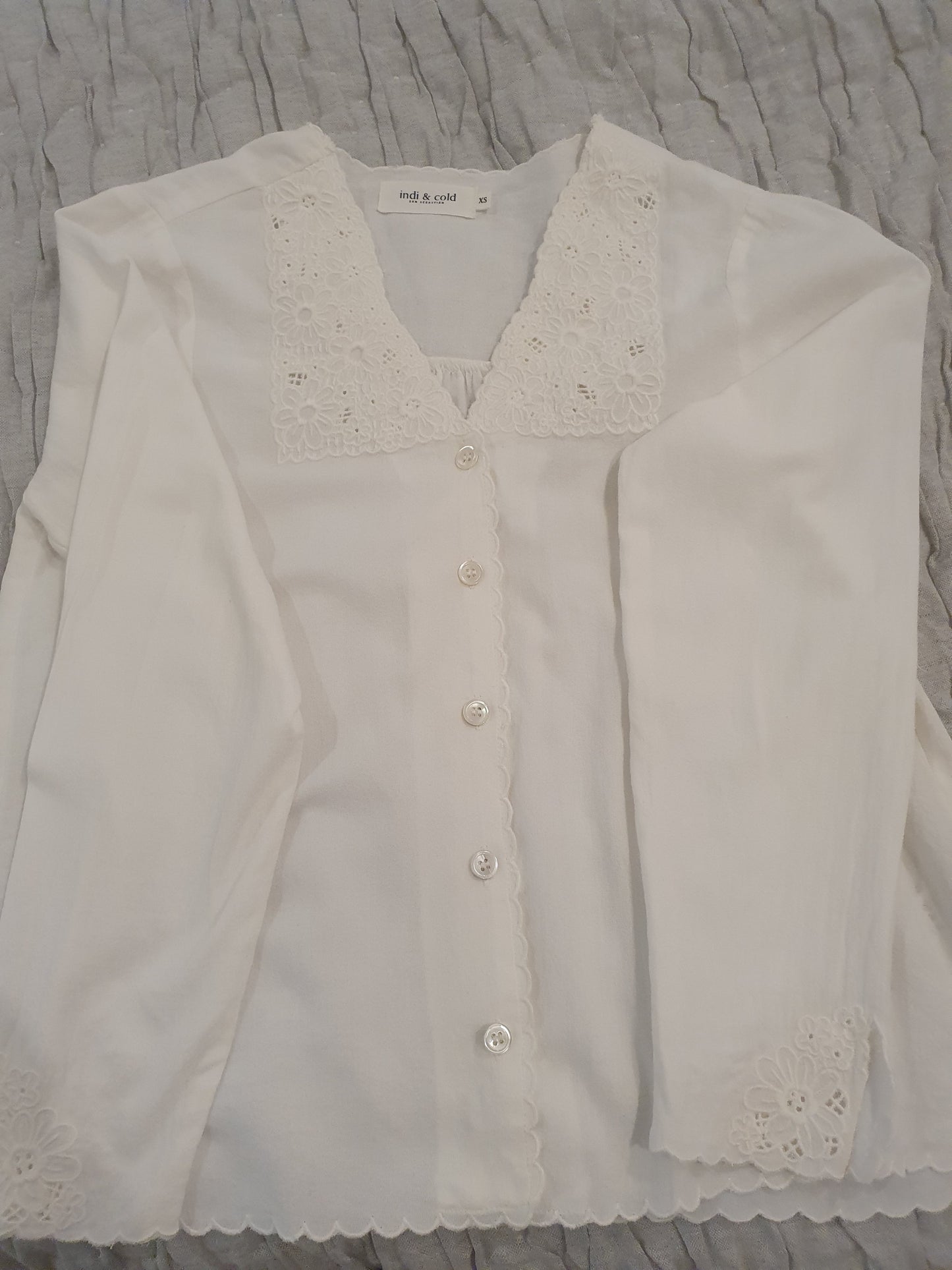 Chemise blanche avec broderie