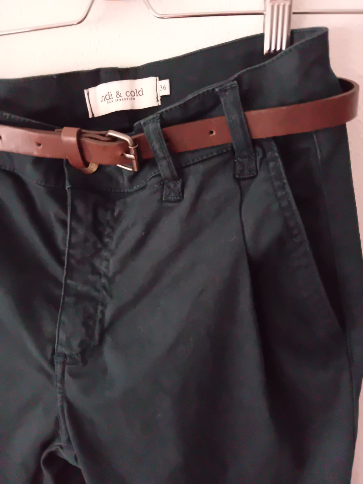 Pantalón verdoso
