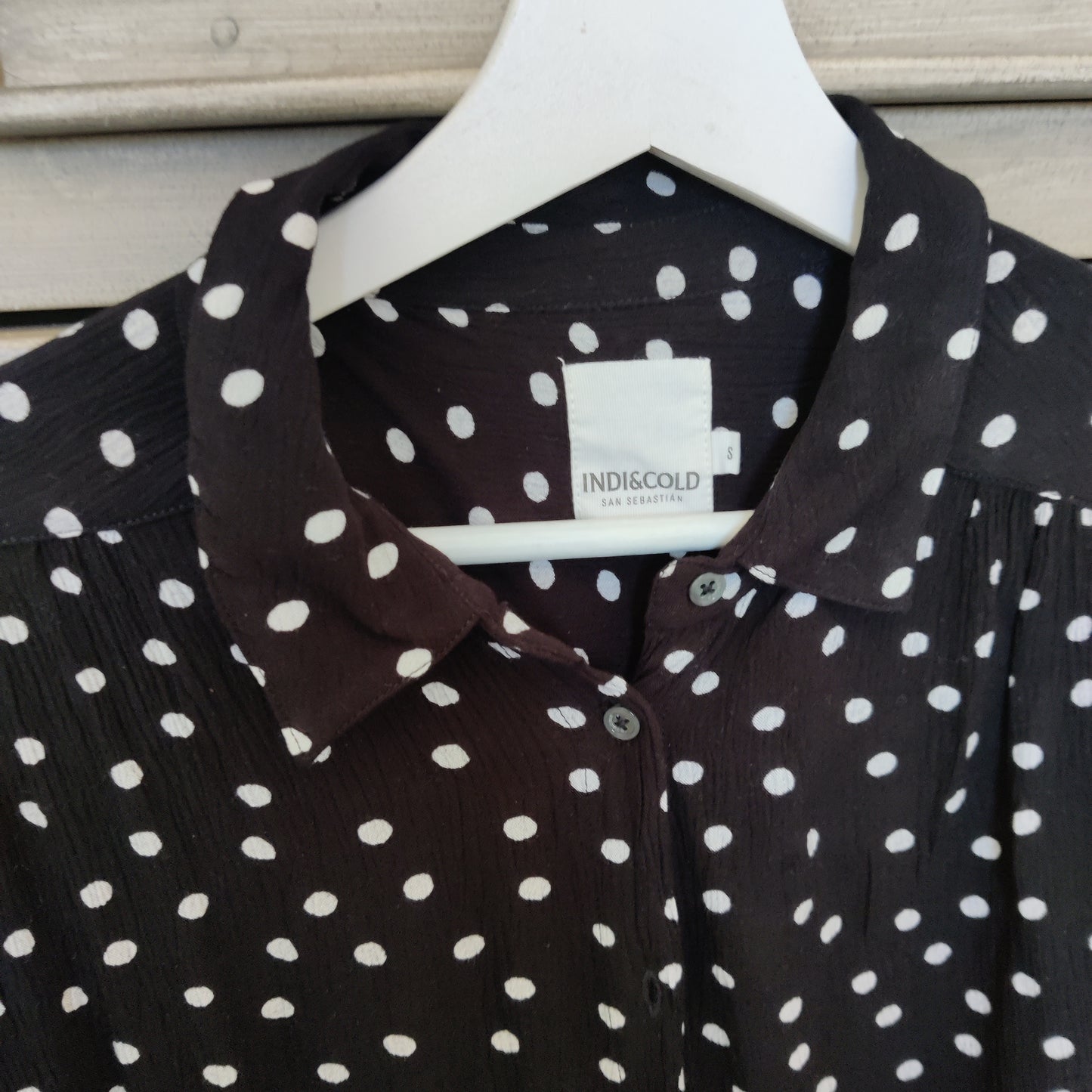 Chemise noire à pois blancs