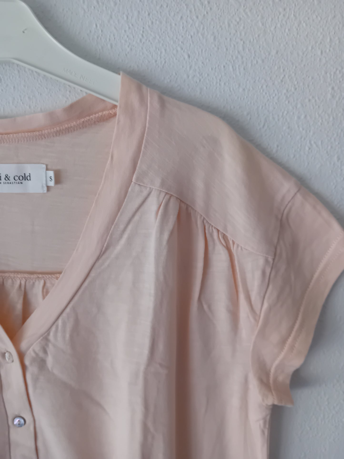Camiseta color salmón pastel