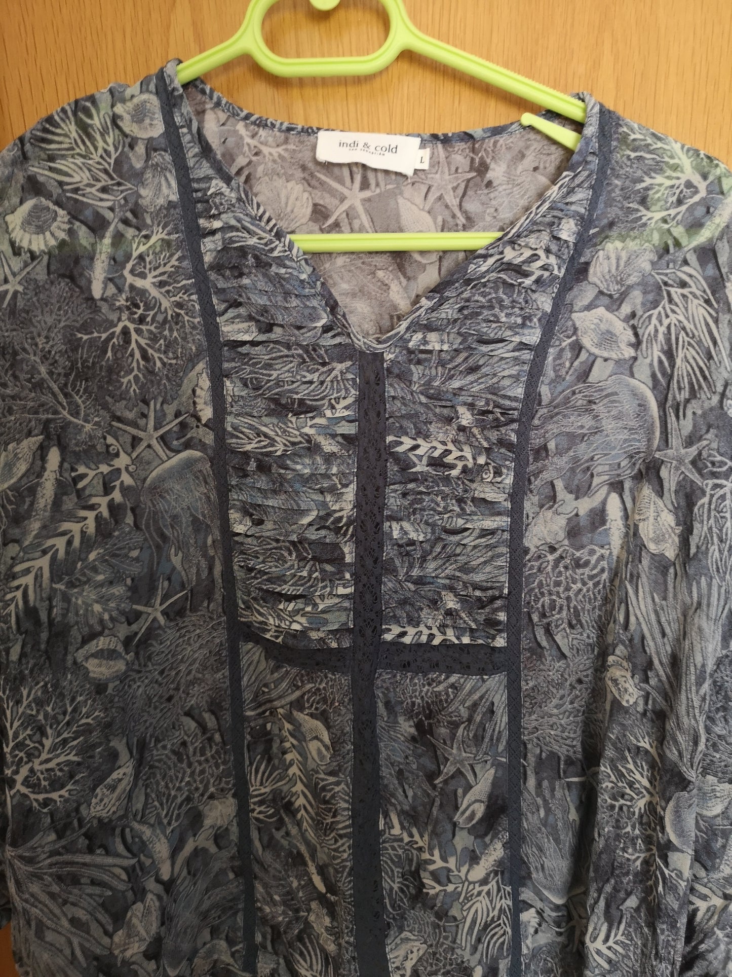 Blouse imprimée fond bleu marine