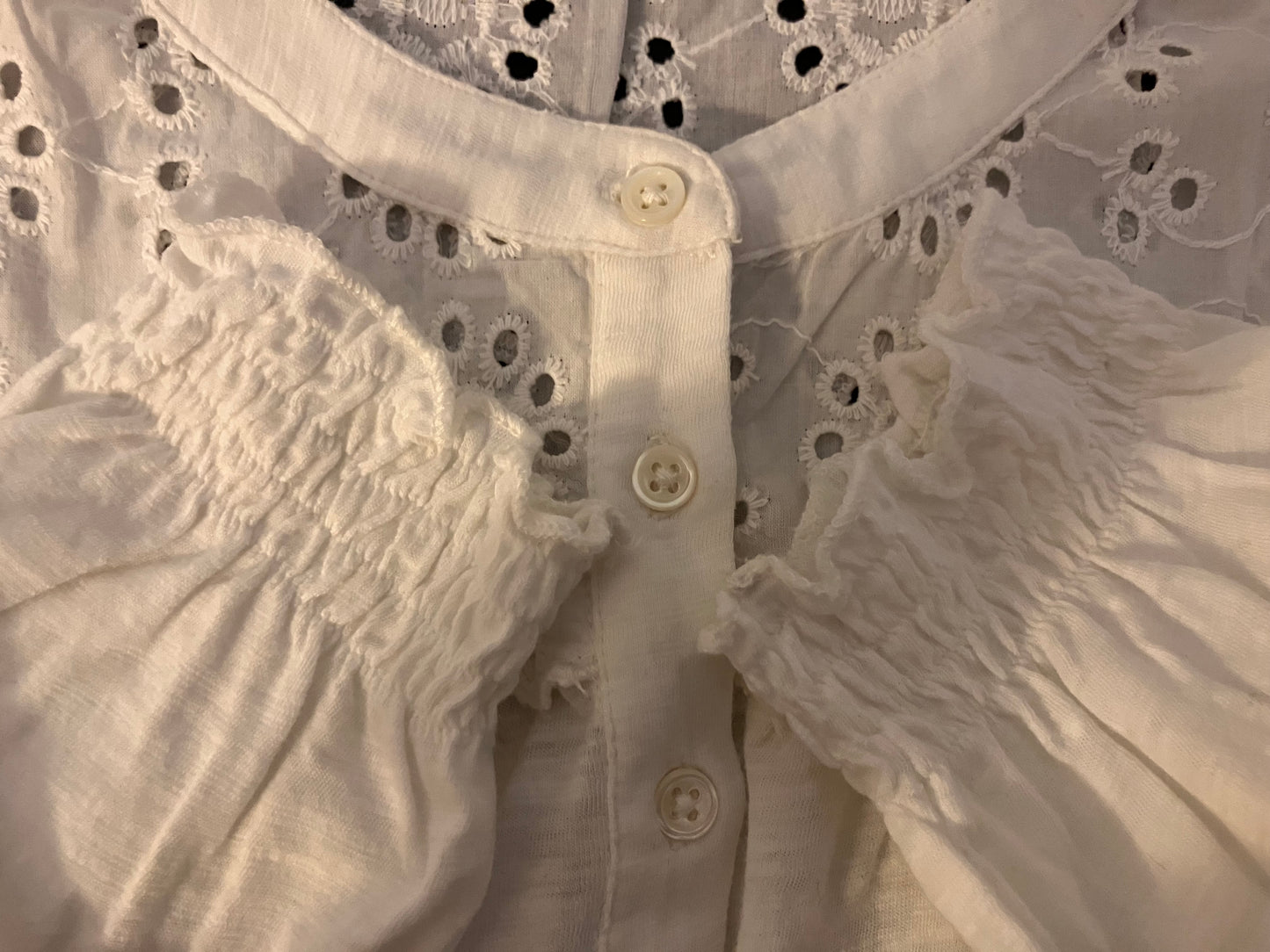 T-shirt blanc à manches longues ajouré