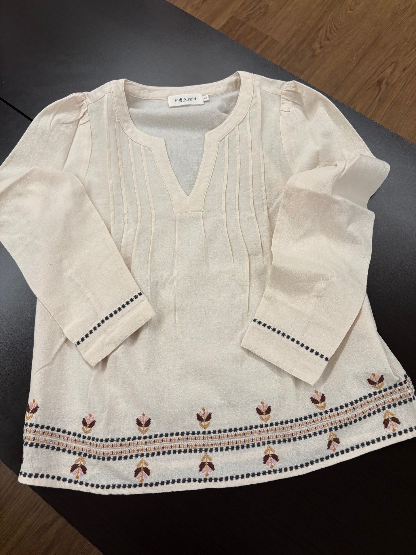 BLUSA CON BORDADOS EN CONTRASTE