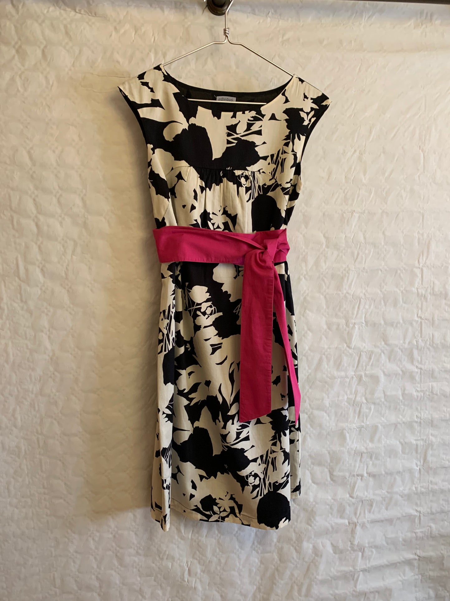 Vintage. Vestido verano b/n fajín rosa