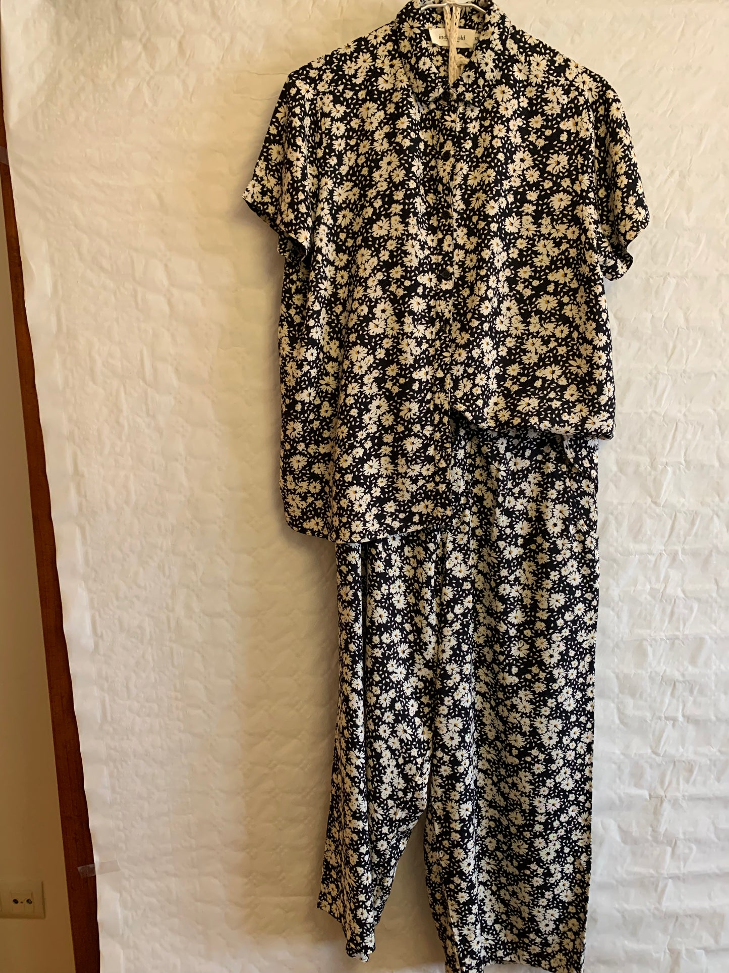 Ensemble d'été chemisier et pantalon noir avec marguerites