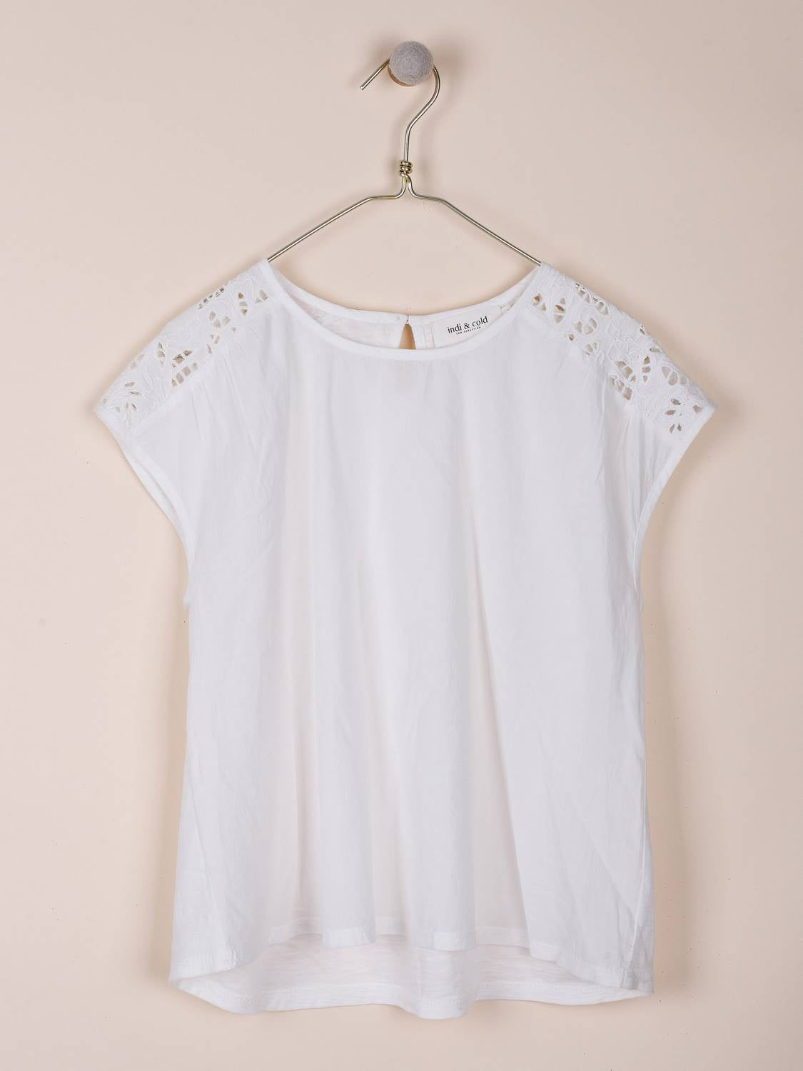 CAMISETA DETALLES TROQUELADOS