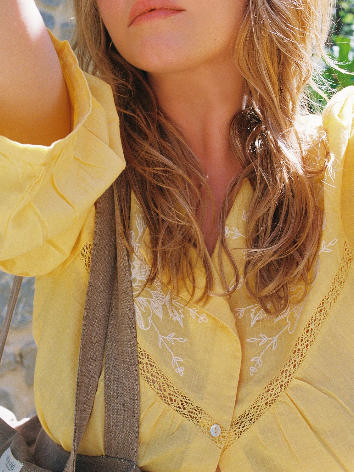 CONTRAST EMBROIDERY SHIRT