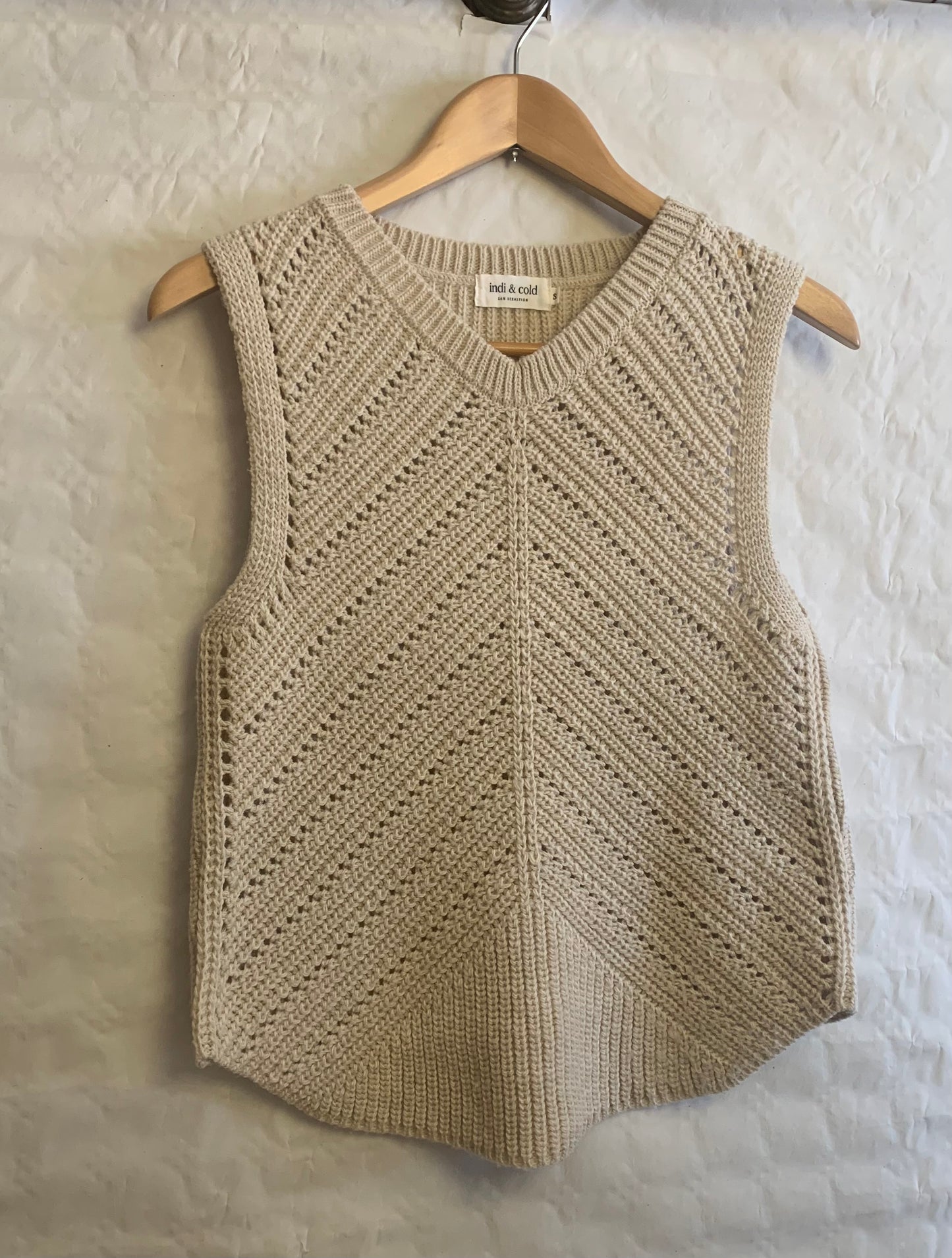 Gilet en tricot beige avec bords non cousus