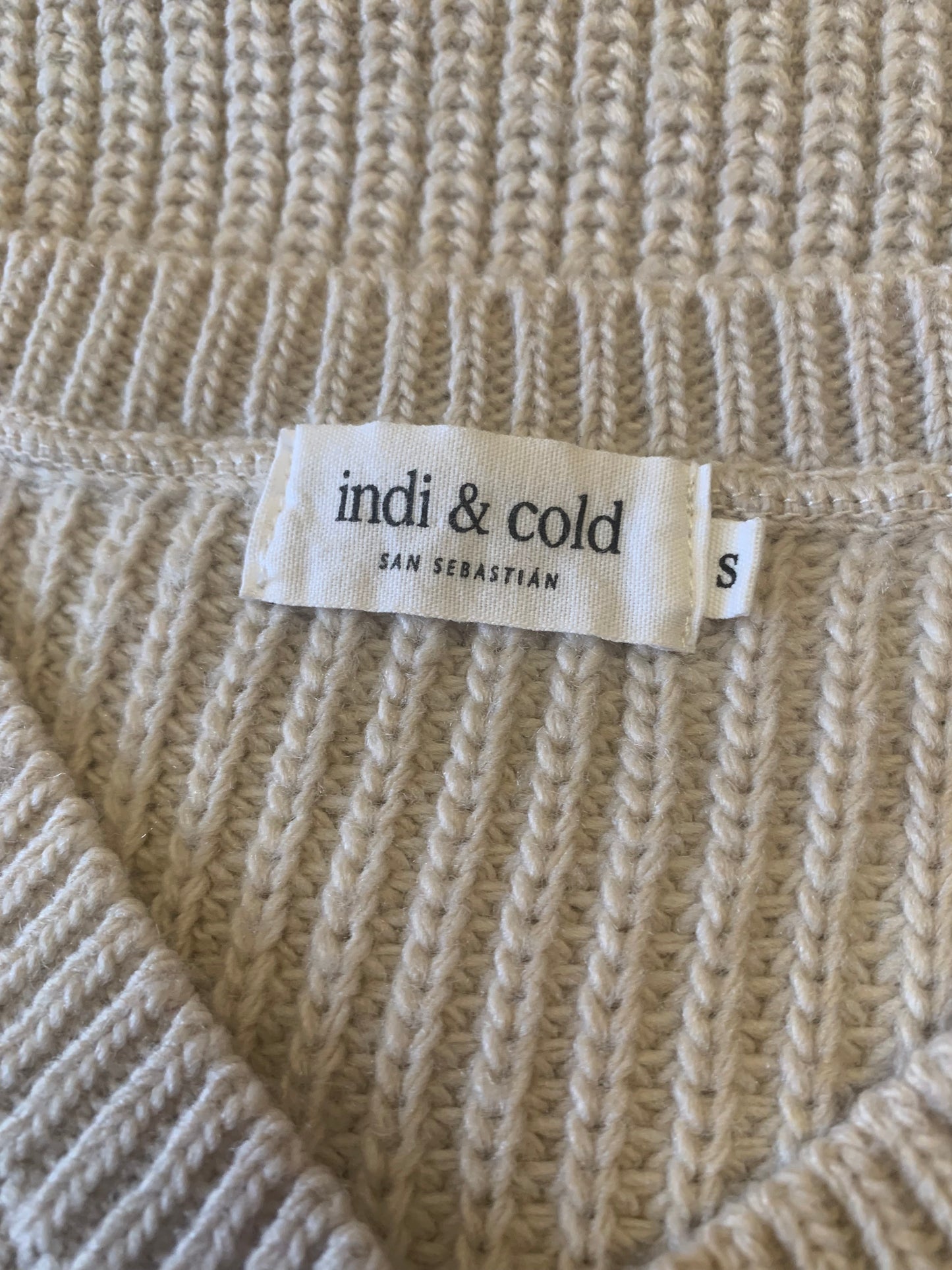 Gilet en tricot beige avec bords non cousus