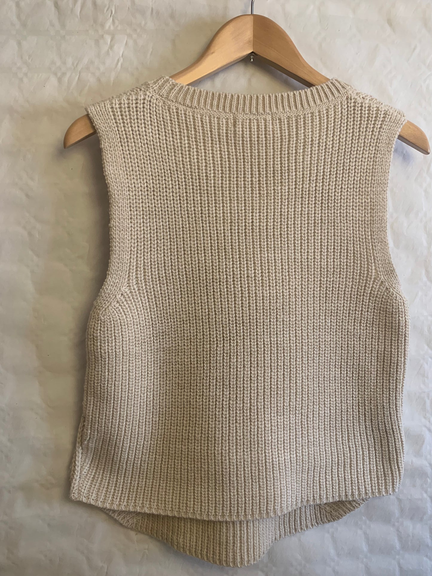 Gilet en tricot beige avec bords non cousus