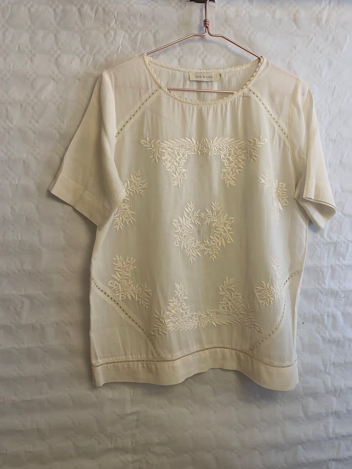 Chemisier beige romantique avec broderie à manches courtes