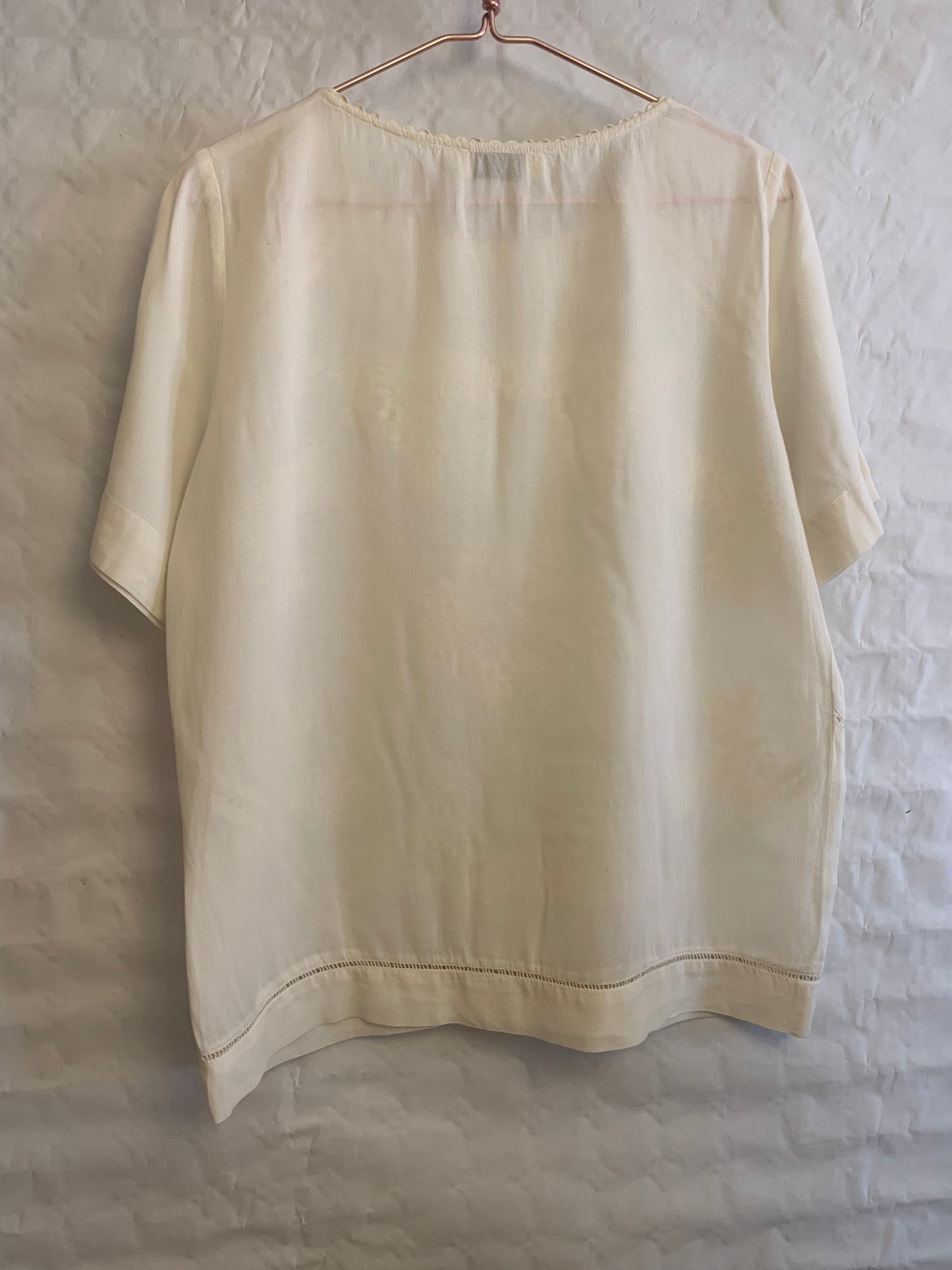 Chemisier beige romantique avec broderie à manches courtes