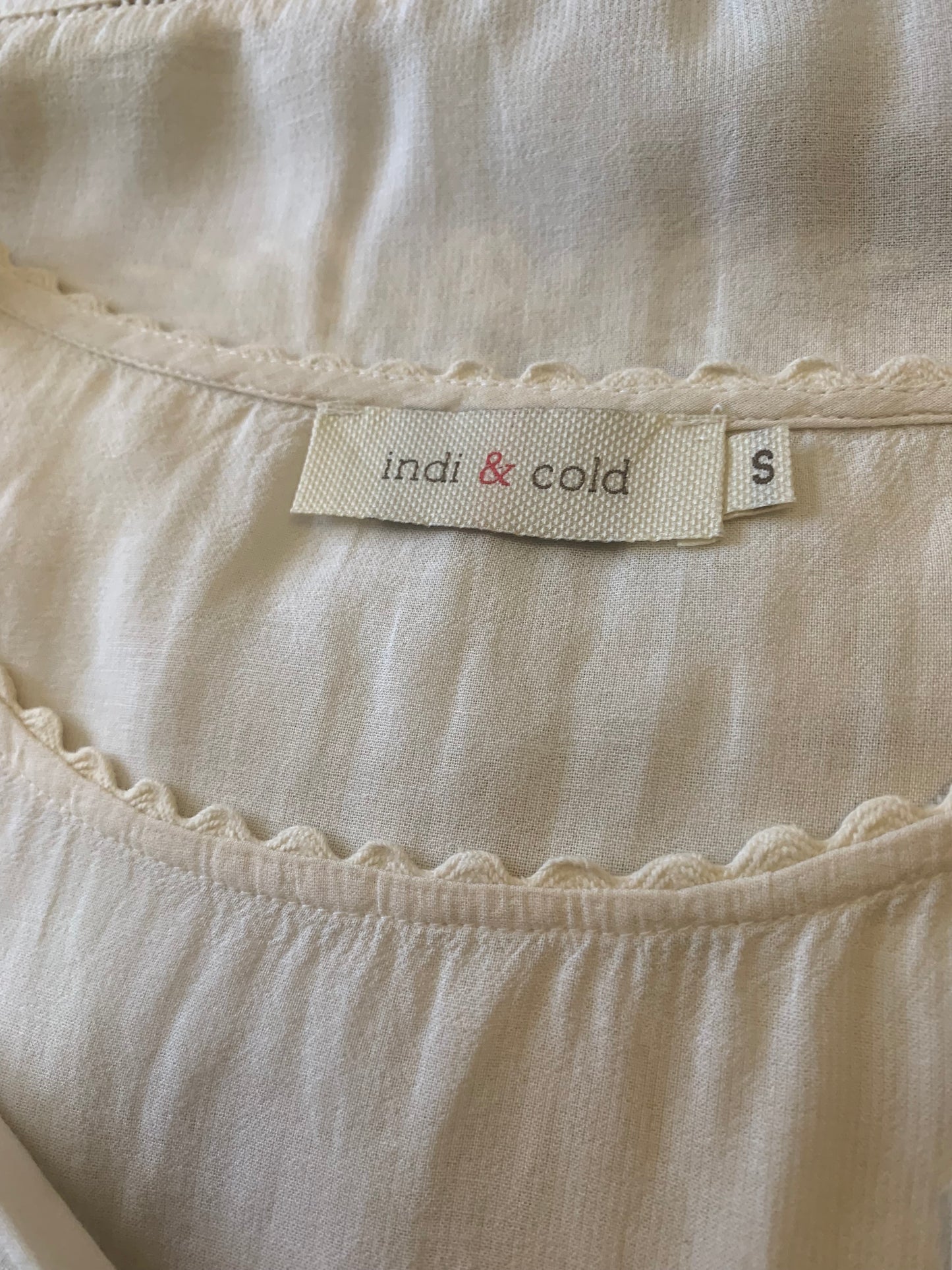 Chemisier beige romantique avec broderie à manches courtes