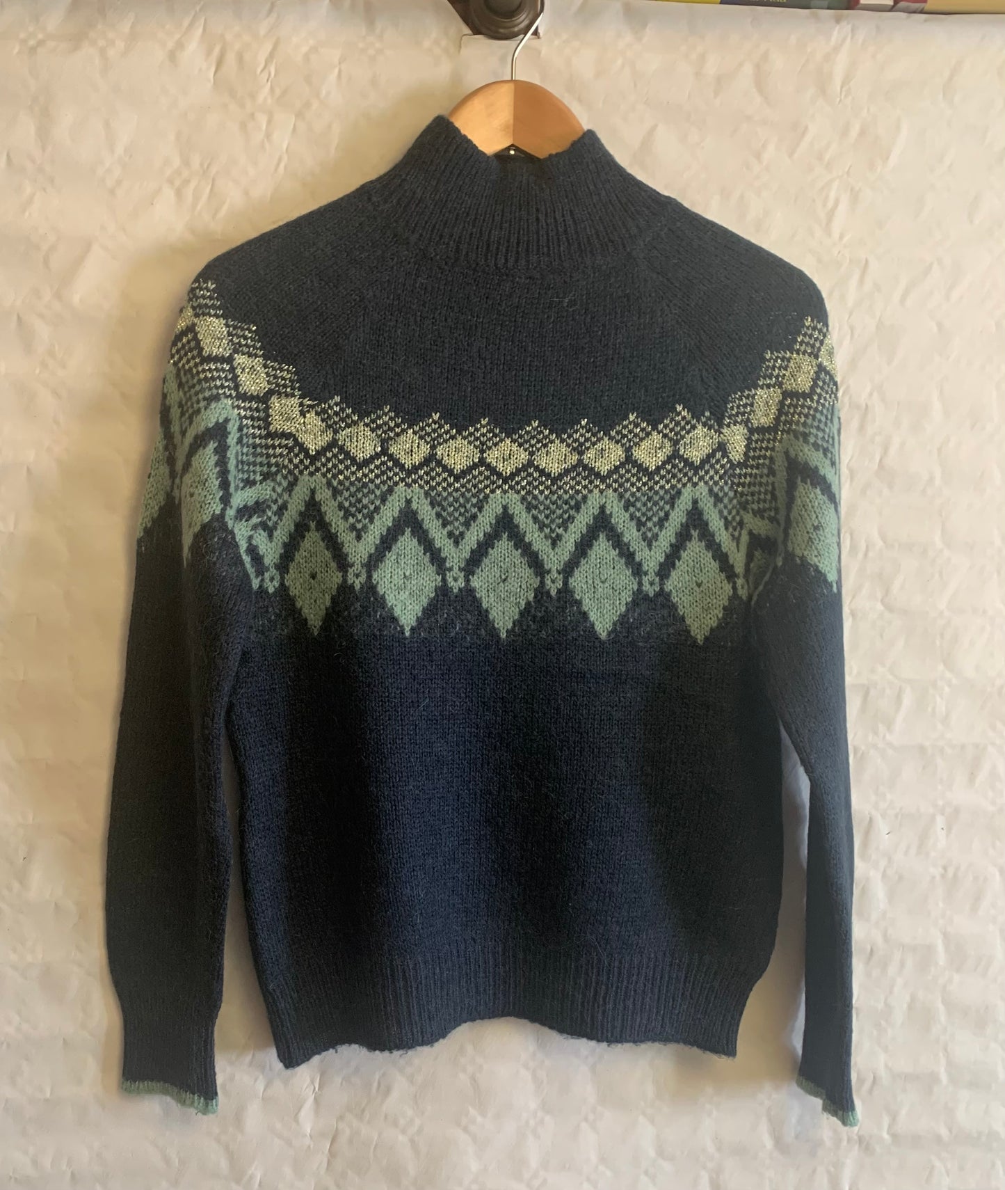 Pull bleu à bordure géométrique verte