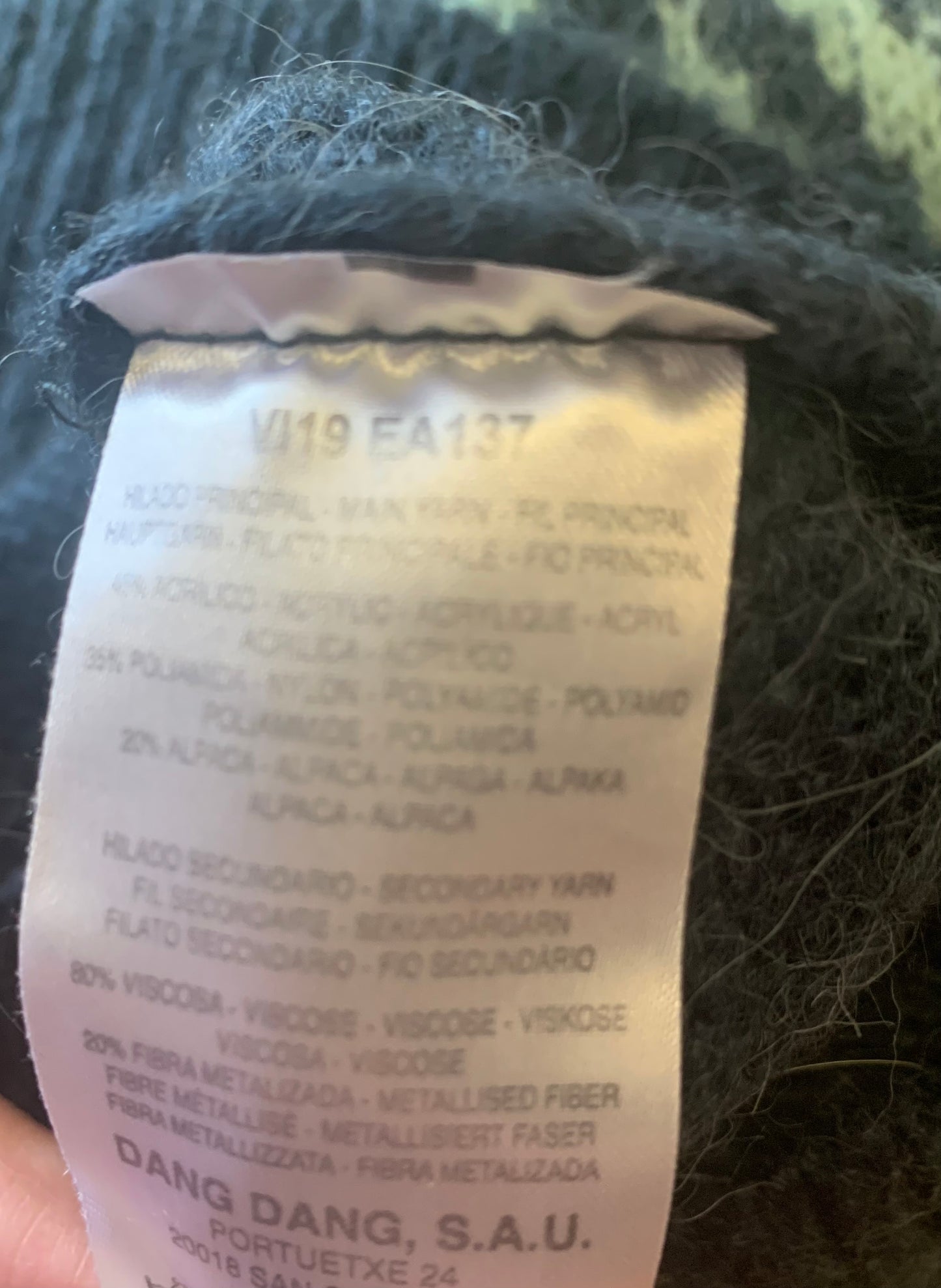 Pull bleu à bordure géométrique verte