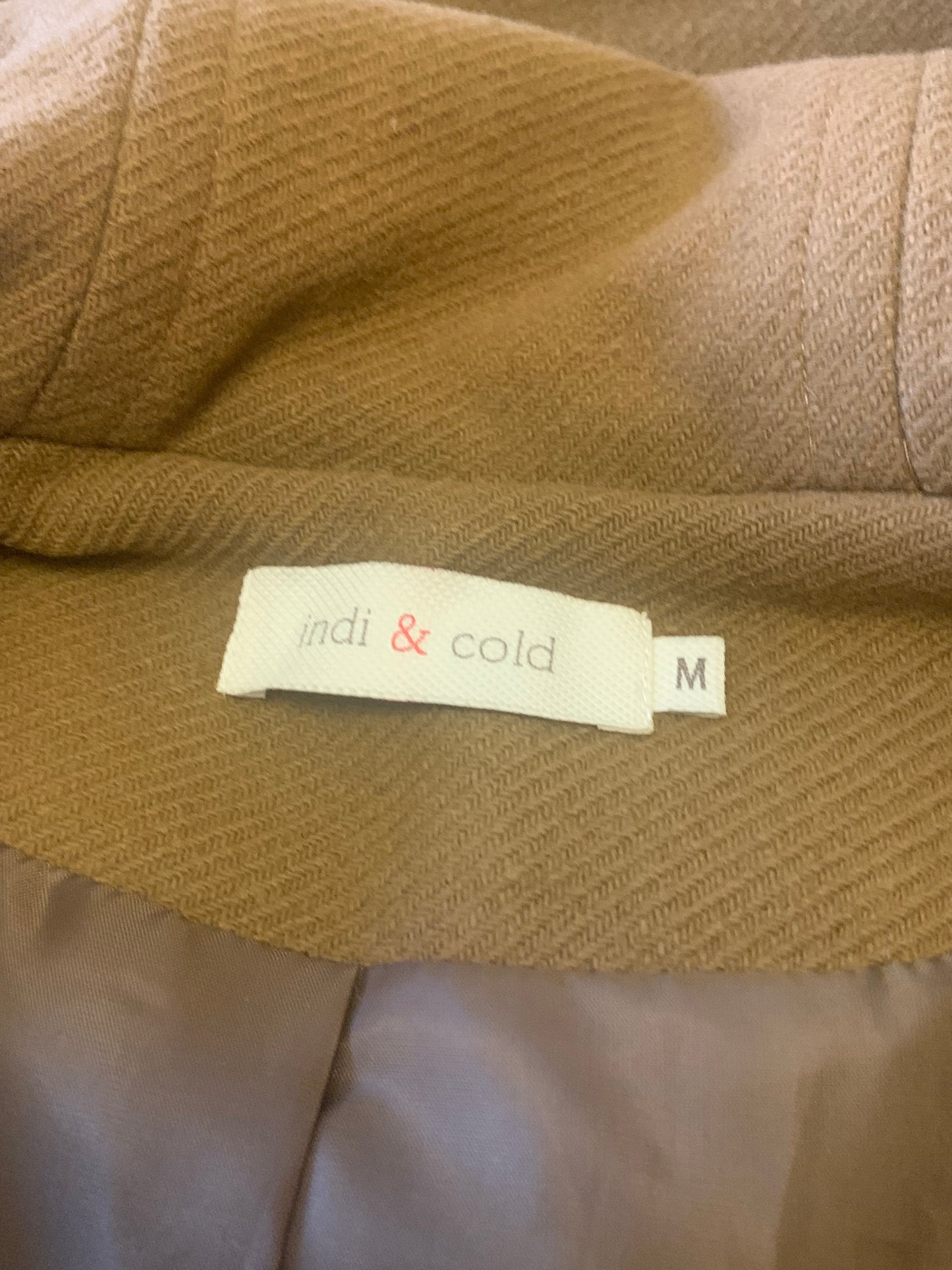 Trenka corta marrón con capucha