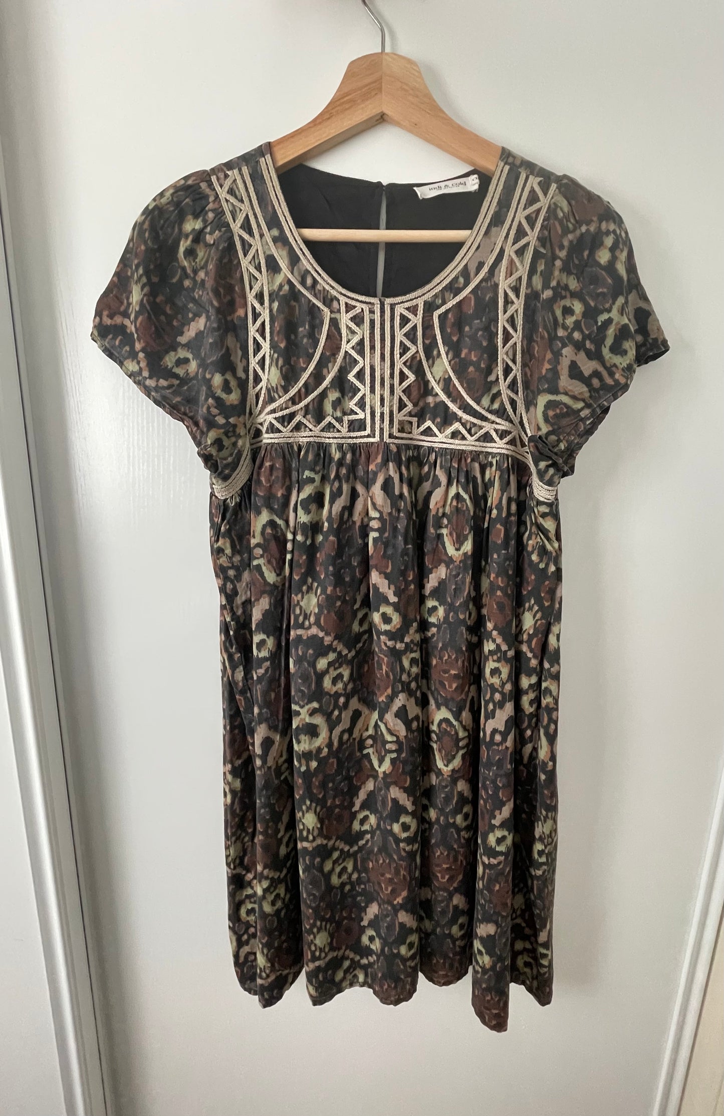 ROBE BRODÉE À CHEVRONS