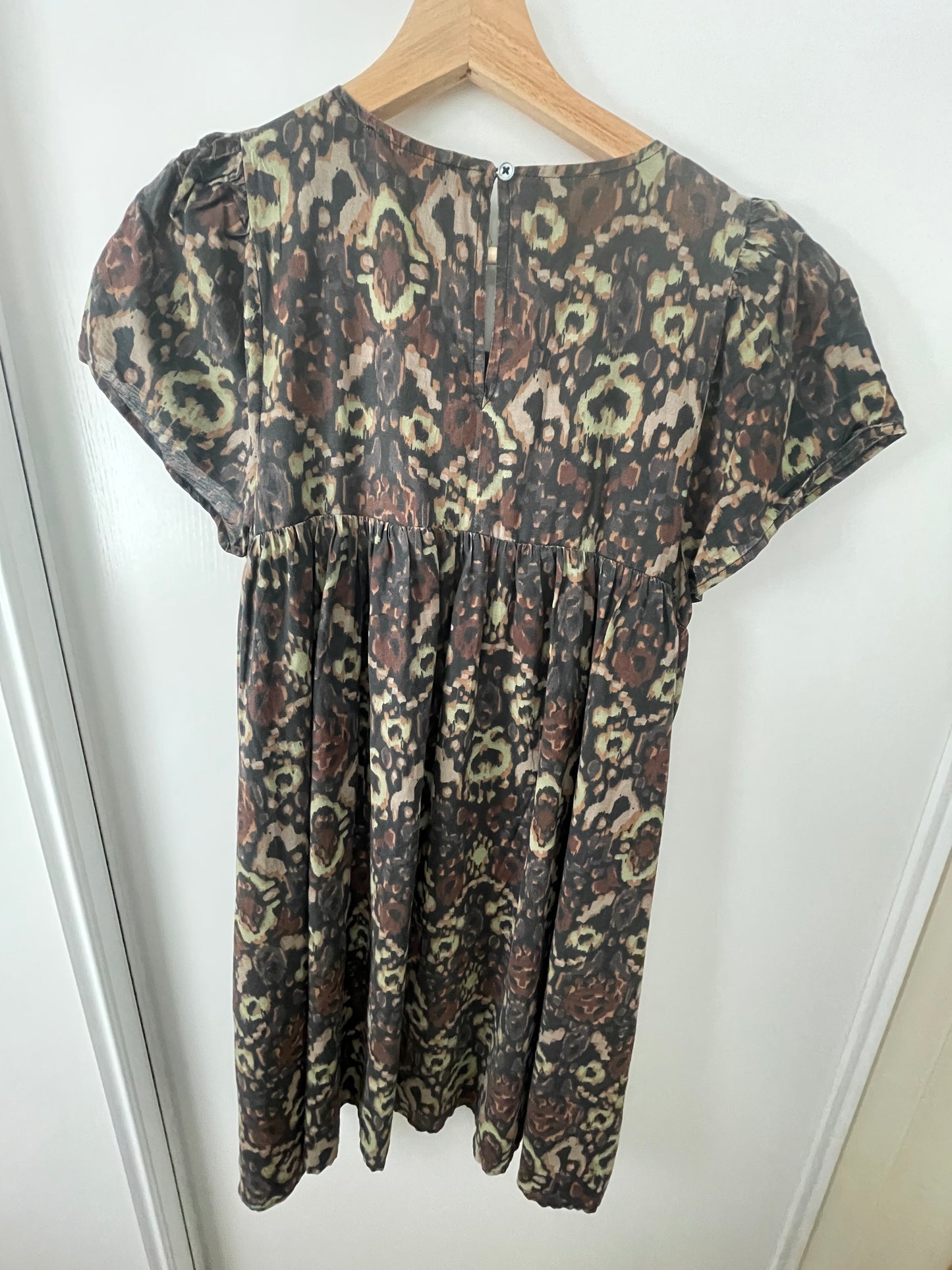 ROBE BRODÉE À CHEVRONS