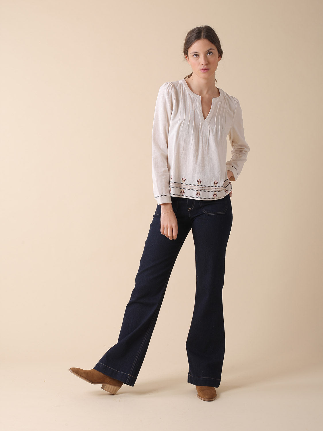 BLUSA CON BORDADOS EN CONTRASTE