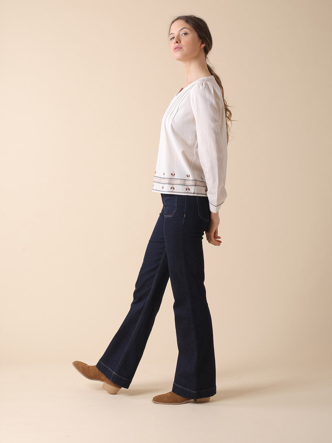 BLUSA CON BORDADOS EN CONTRASTE