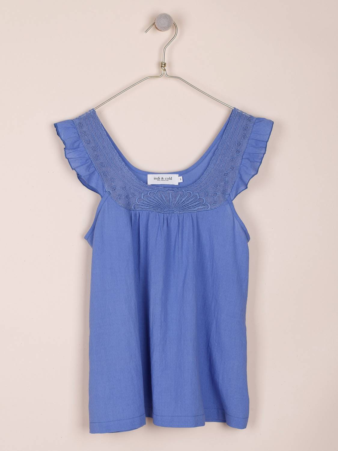 EMBROIDERED NECKLINE TOP