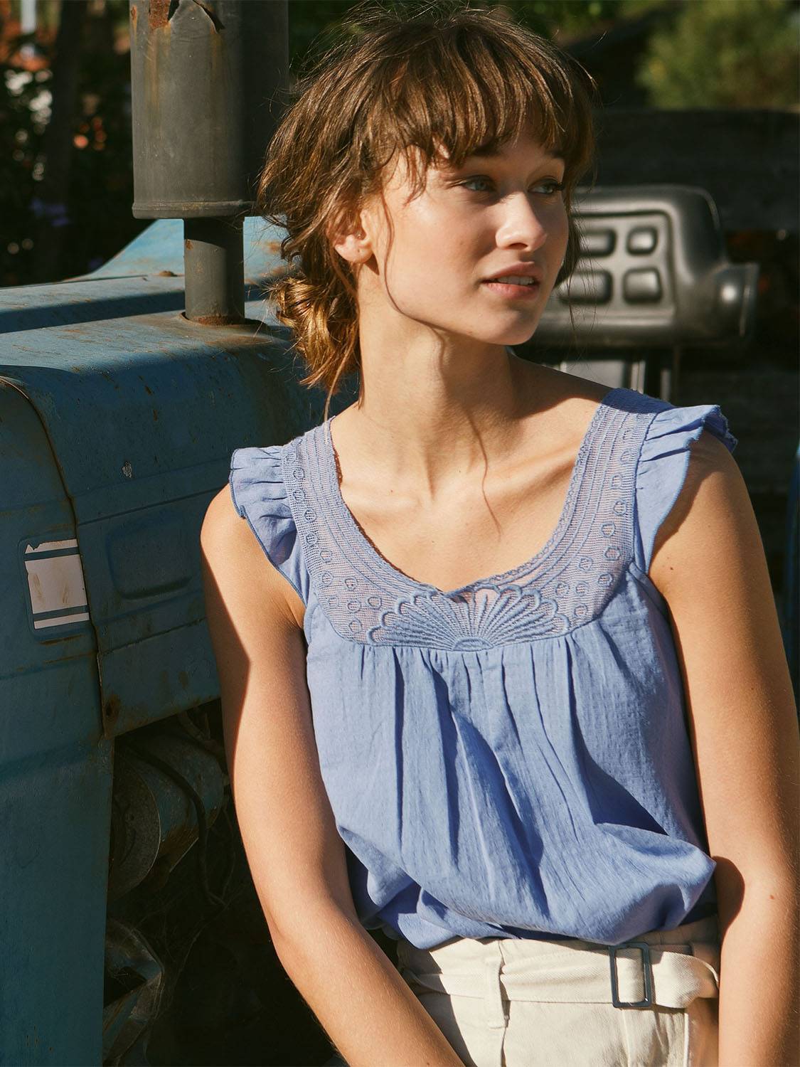 EMBROIDERED NECKLINE TOP