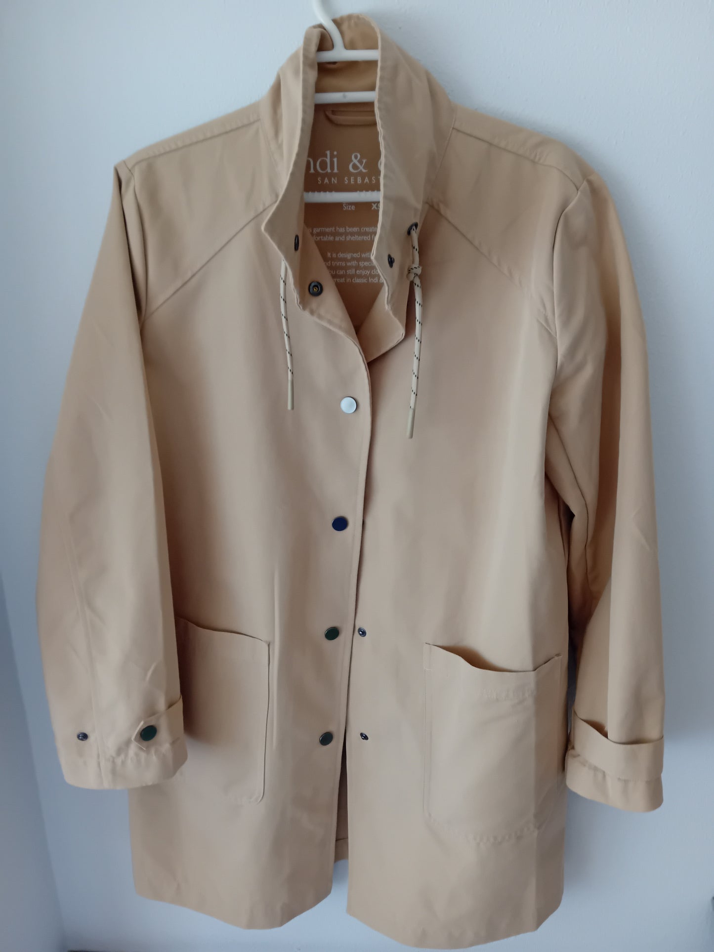 GABARDINA CORTA LISA