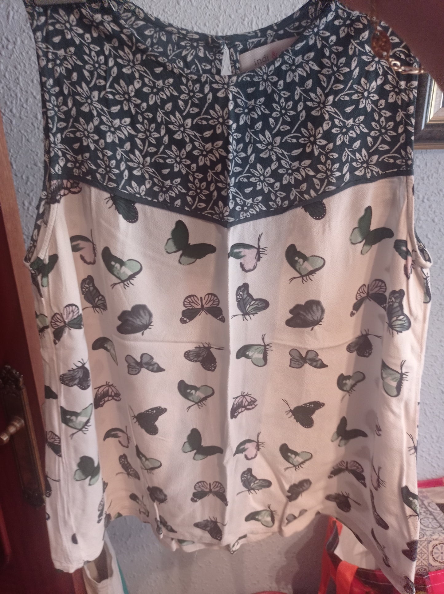 Camiseta de tirantes mariposas