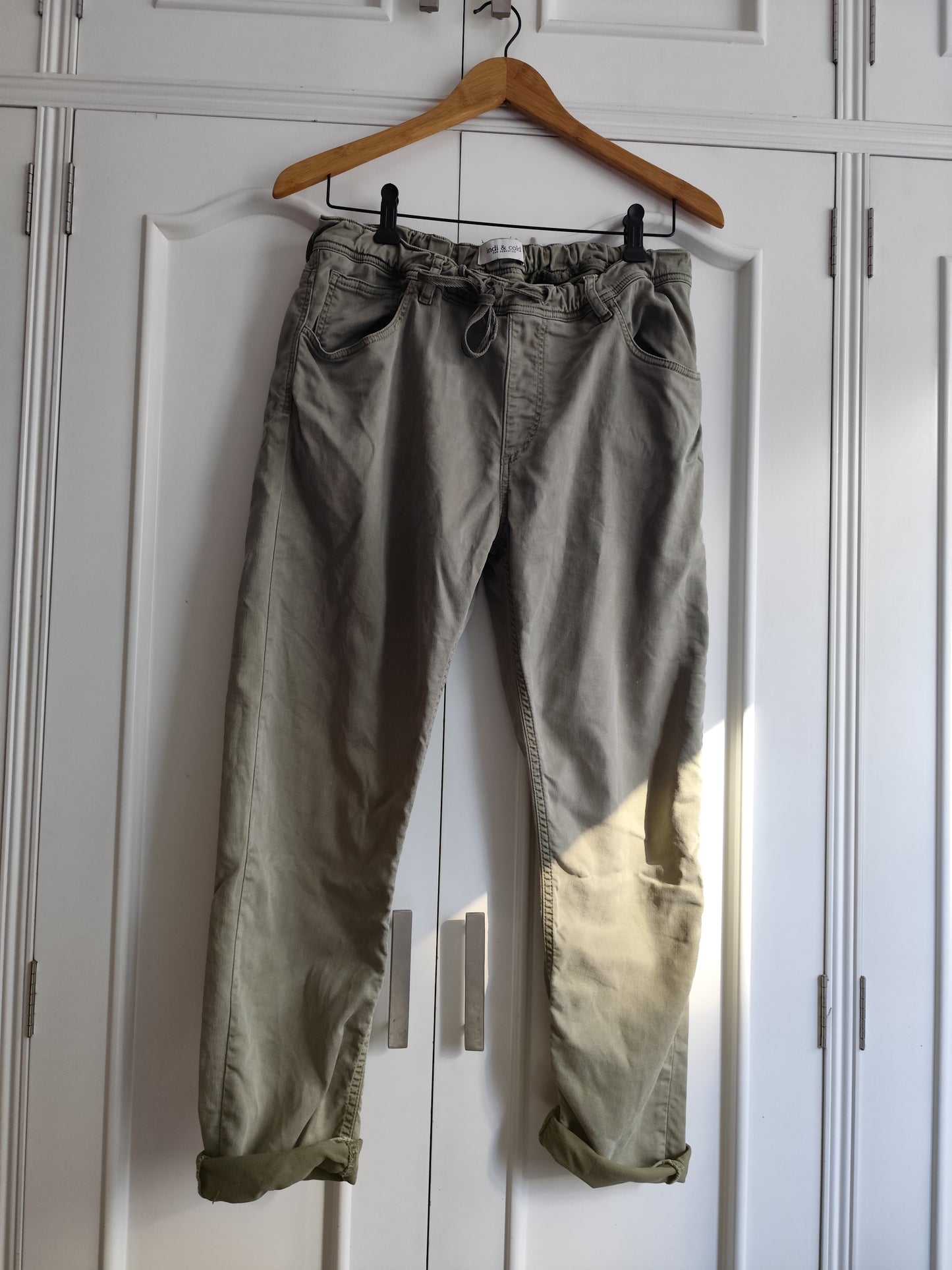 Pantalón verde caqui gomas