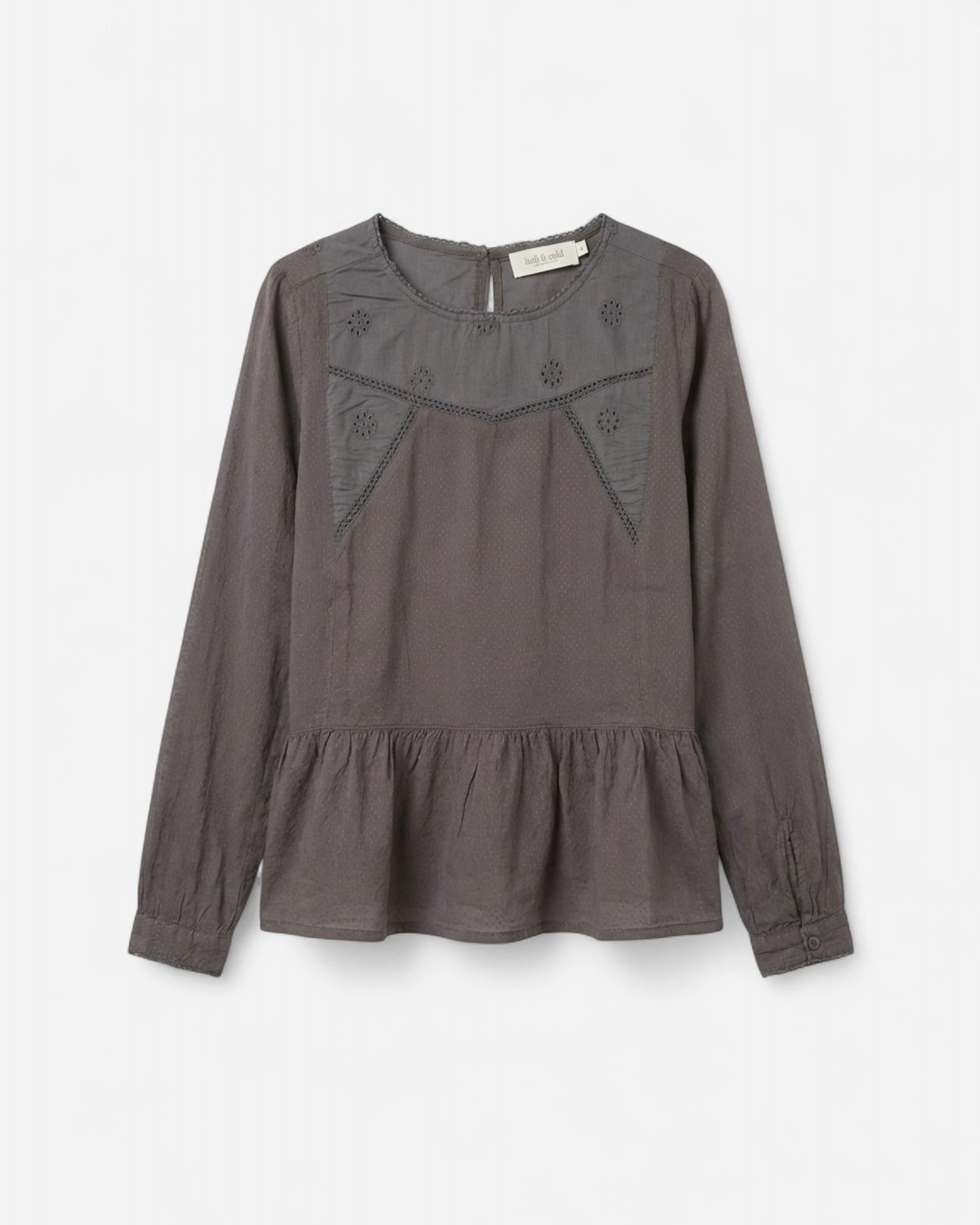 Blouse avec volants et broderies.