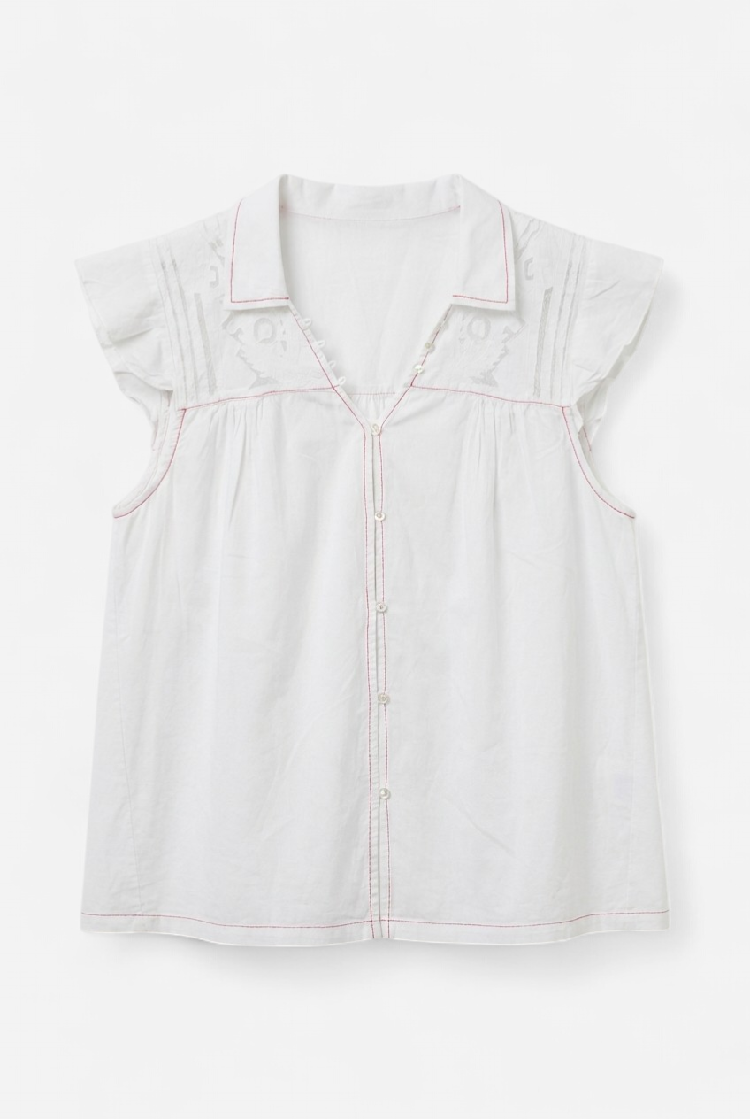 Camisa blanca con transparencias y detalles rojos