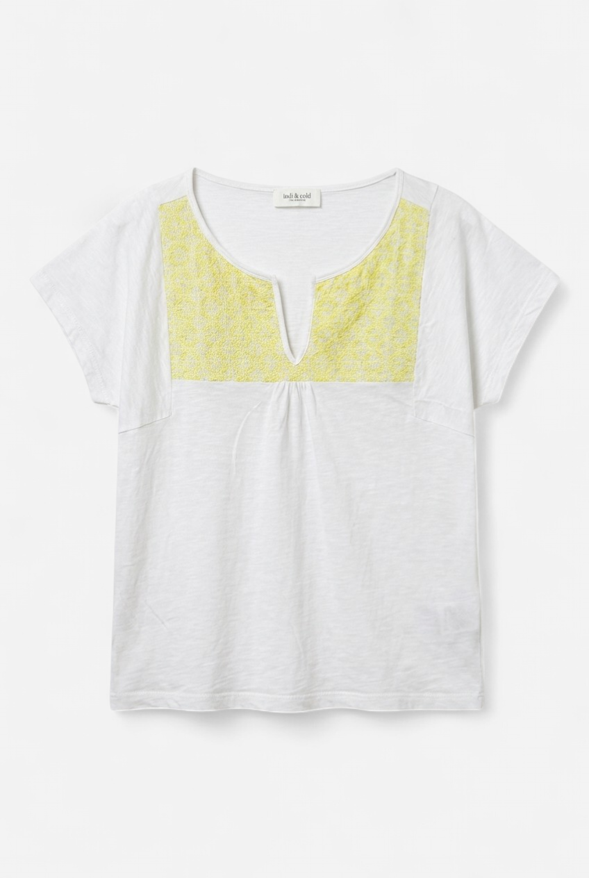 Camiseta blanca y amarilla