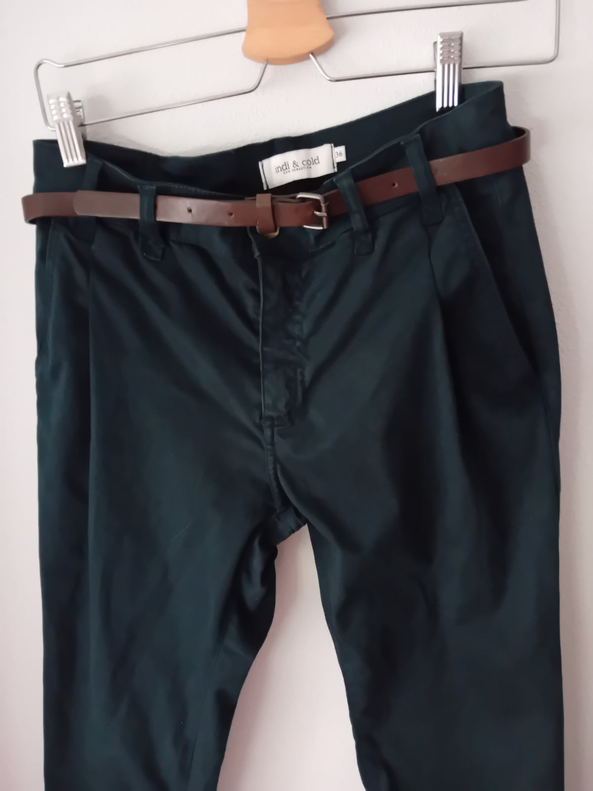 Pantalón verdoso