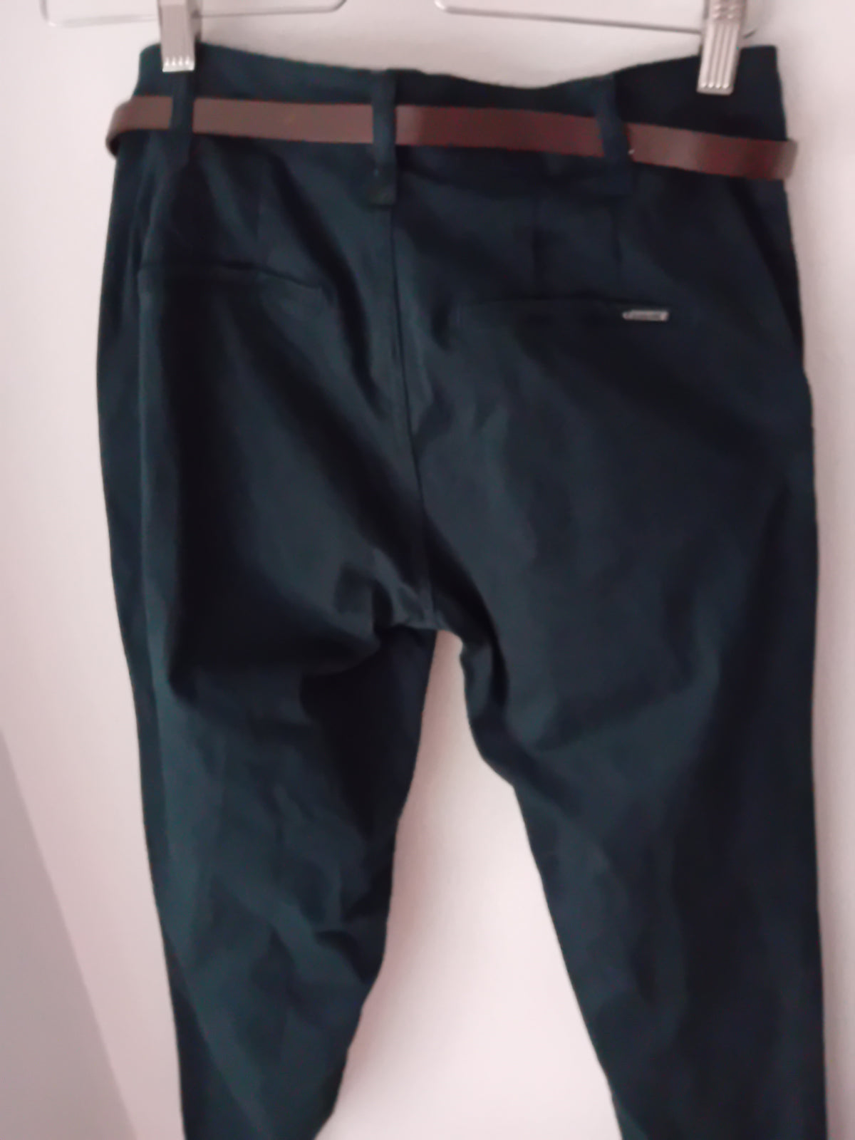 Pantalón verdoso