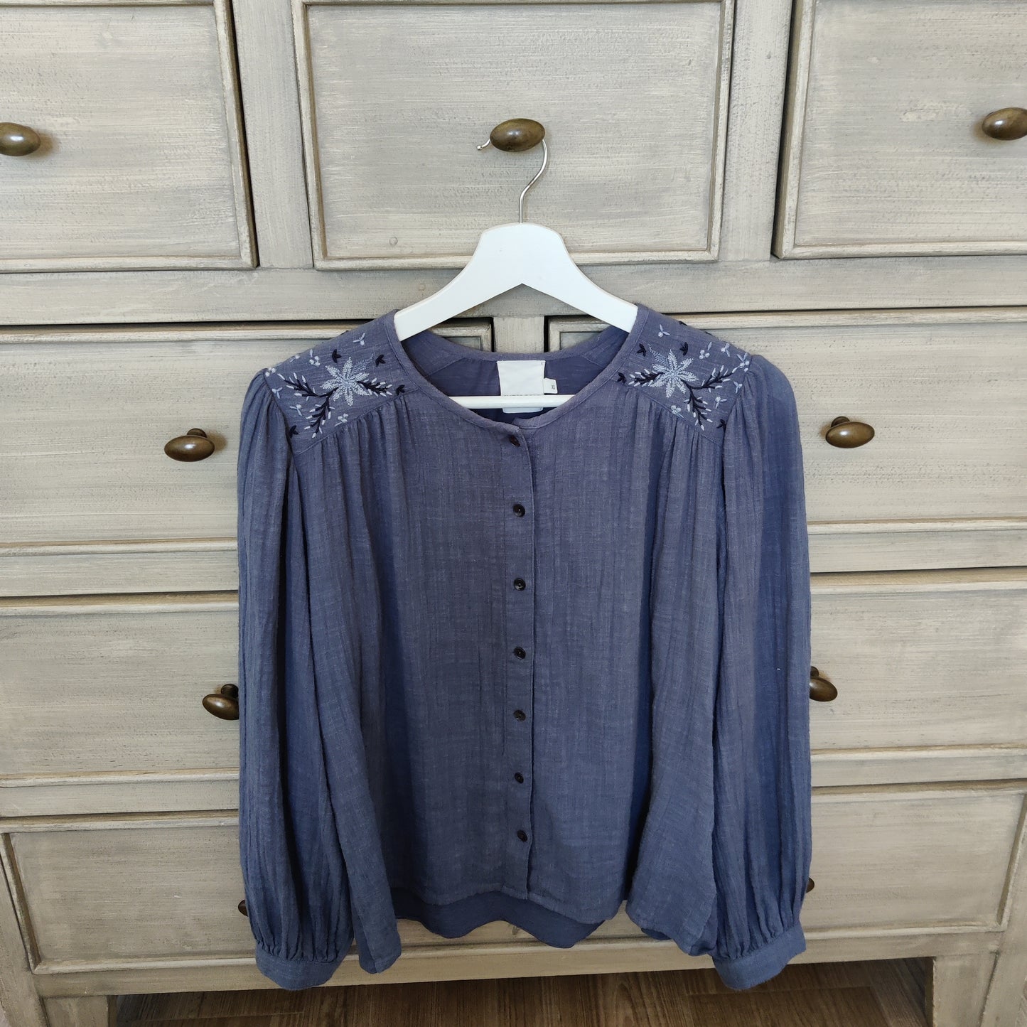 Chemise de printemps brodée