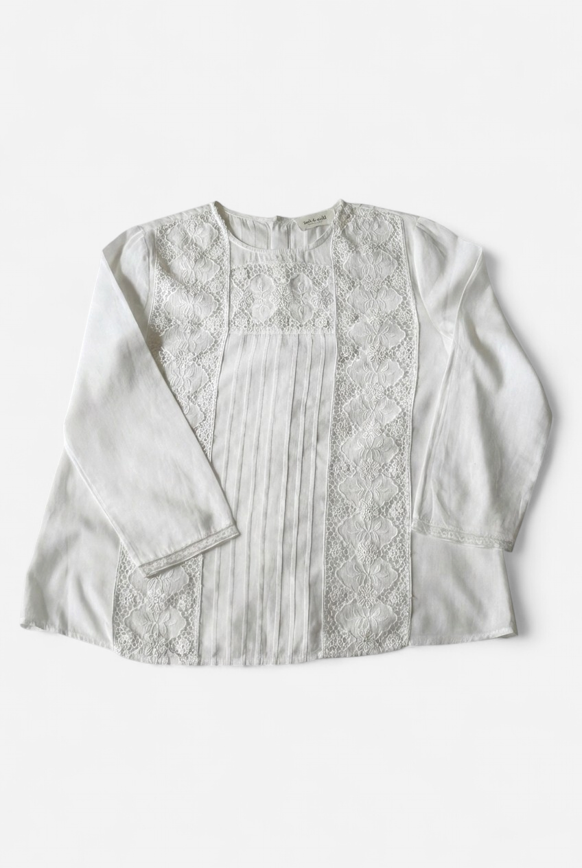 Blusa Romántica blanca con paneles de puntilla y jaretas