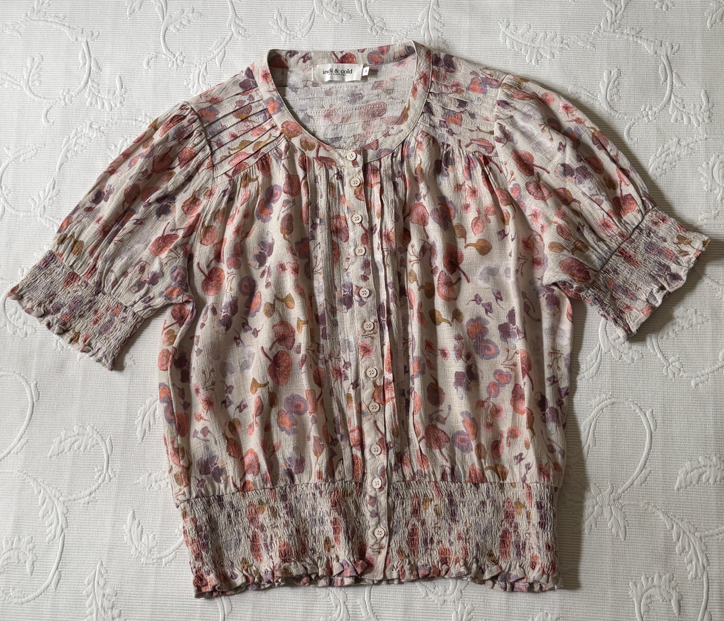 Blusa con jaretas y fruncido cintura estampado hongo