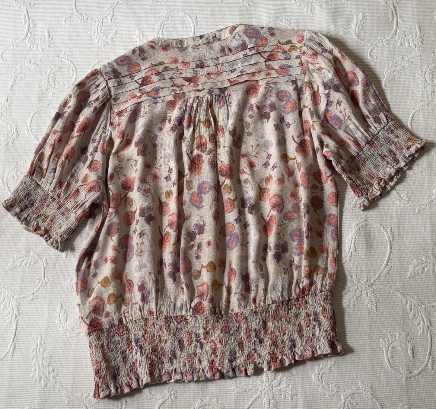 Blusa con jaretas y fruncido cintura estampado hongo