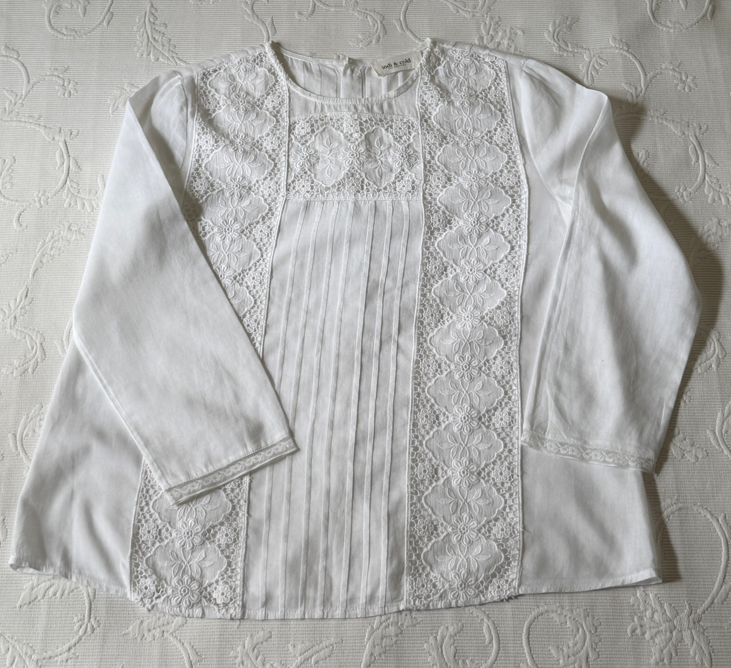 Blusa Romántica blanca con paneles de puntilla y jaretas