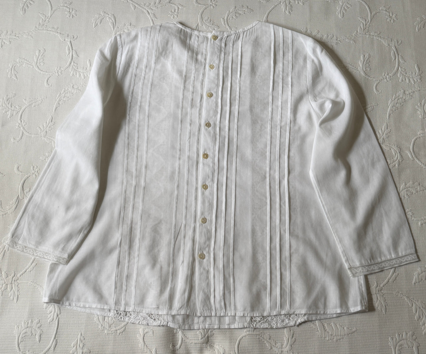 Blusa Romántica blanca con paneles de puntilla y jaretas