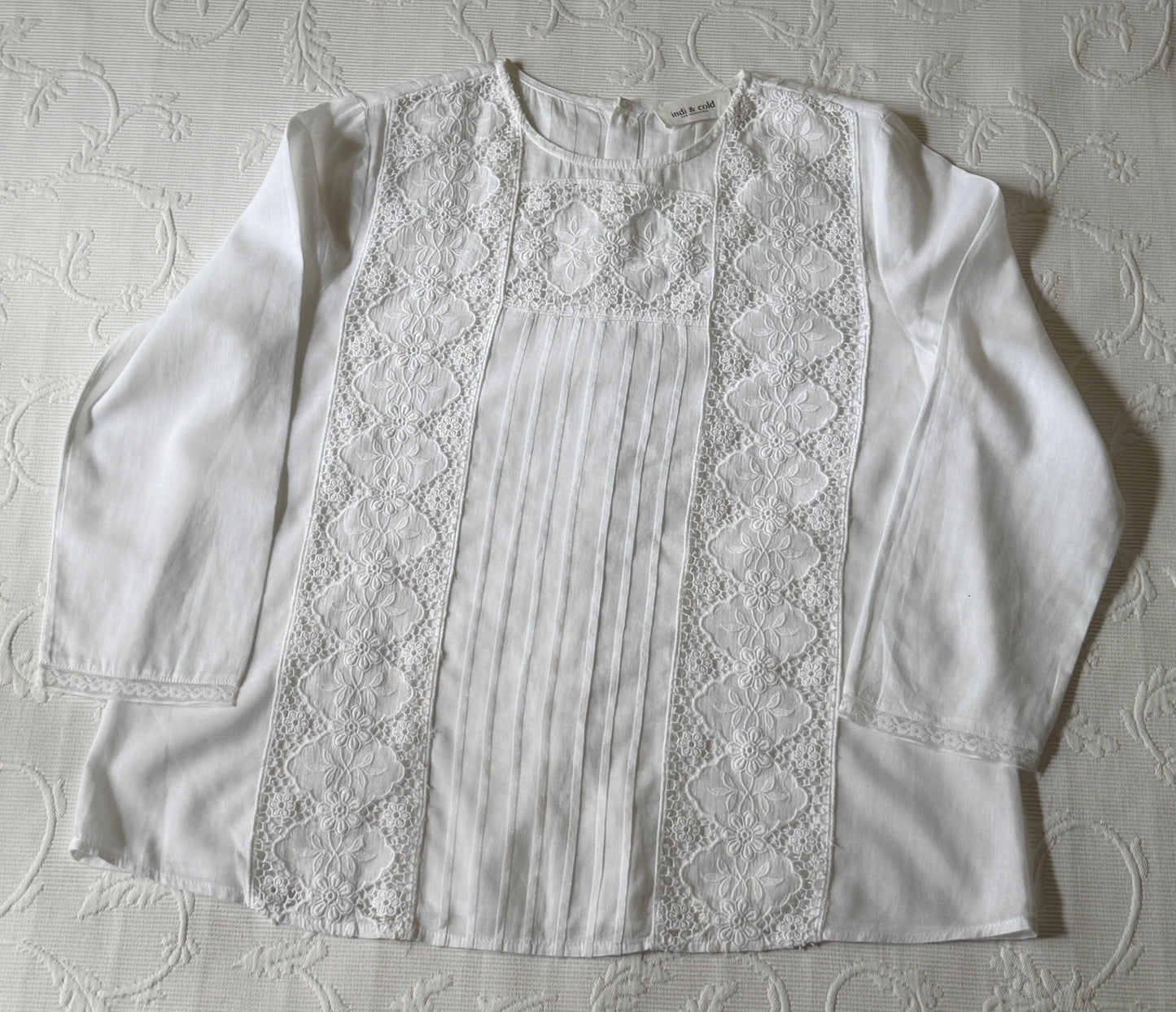 Blusa Romántica blanca con paneles de puntilla y jaretas