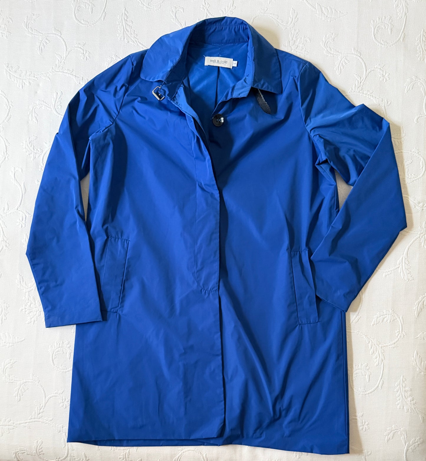 Three-quarter Klein blue trench coat
