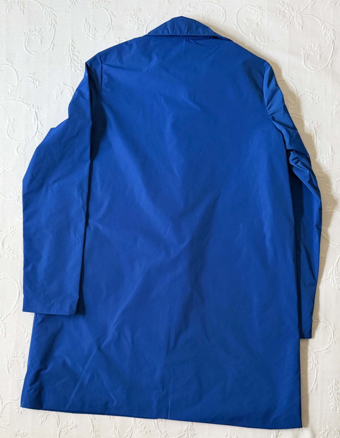 Three-quarter Klein blue trench coat