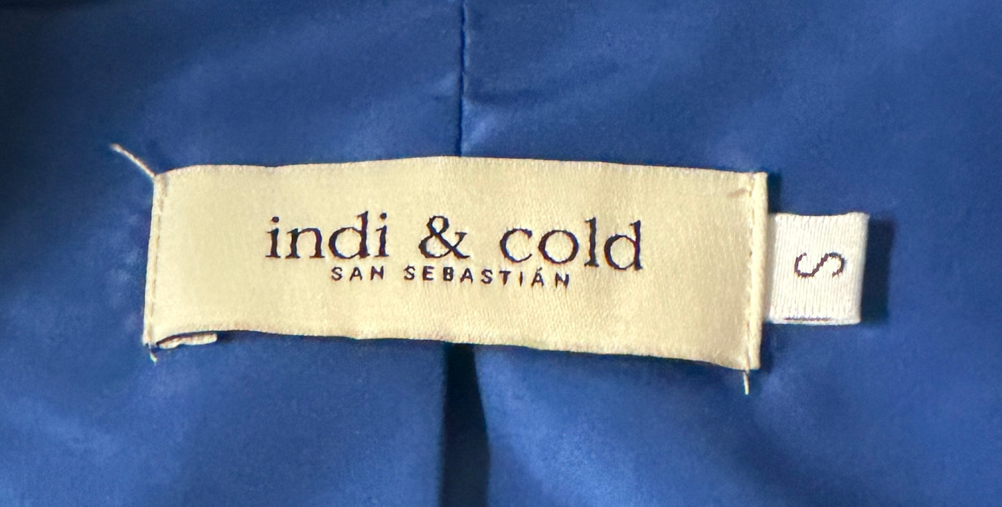 Three-quarter Klein blue trench coat