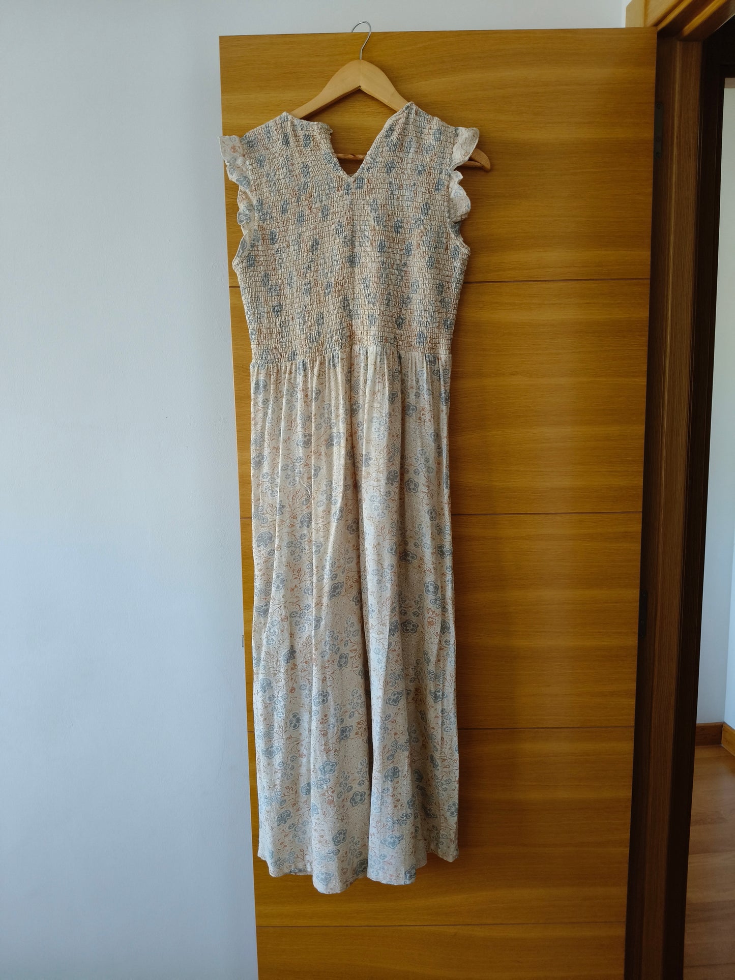 Robe légère légèrement transparente
