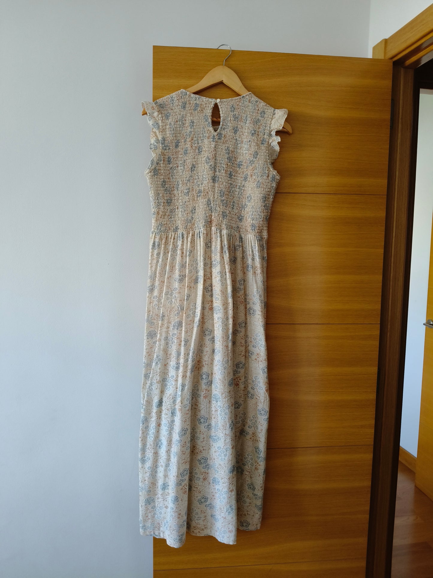Robe légère légèrement transparente