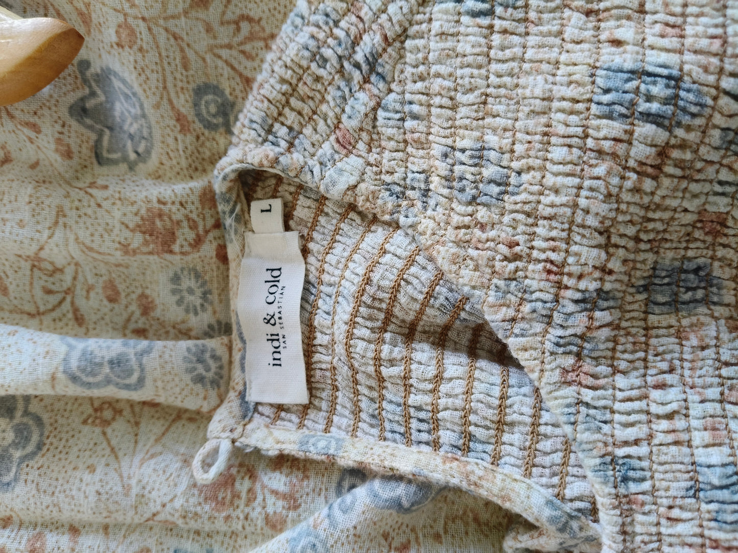 Robe légère légèrement transparente