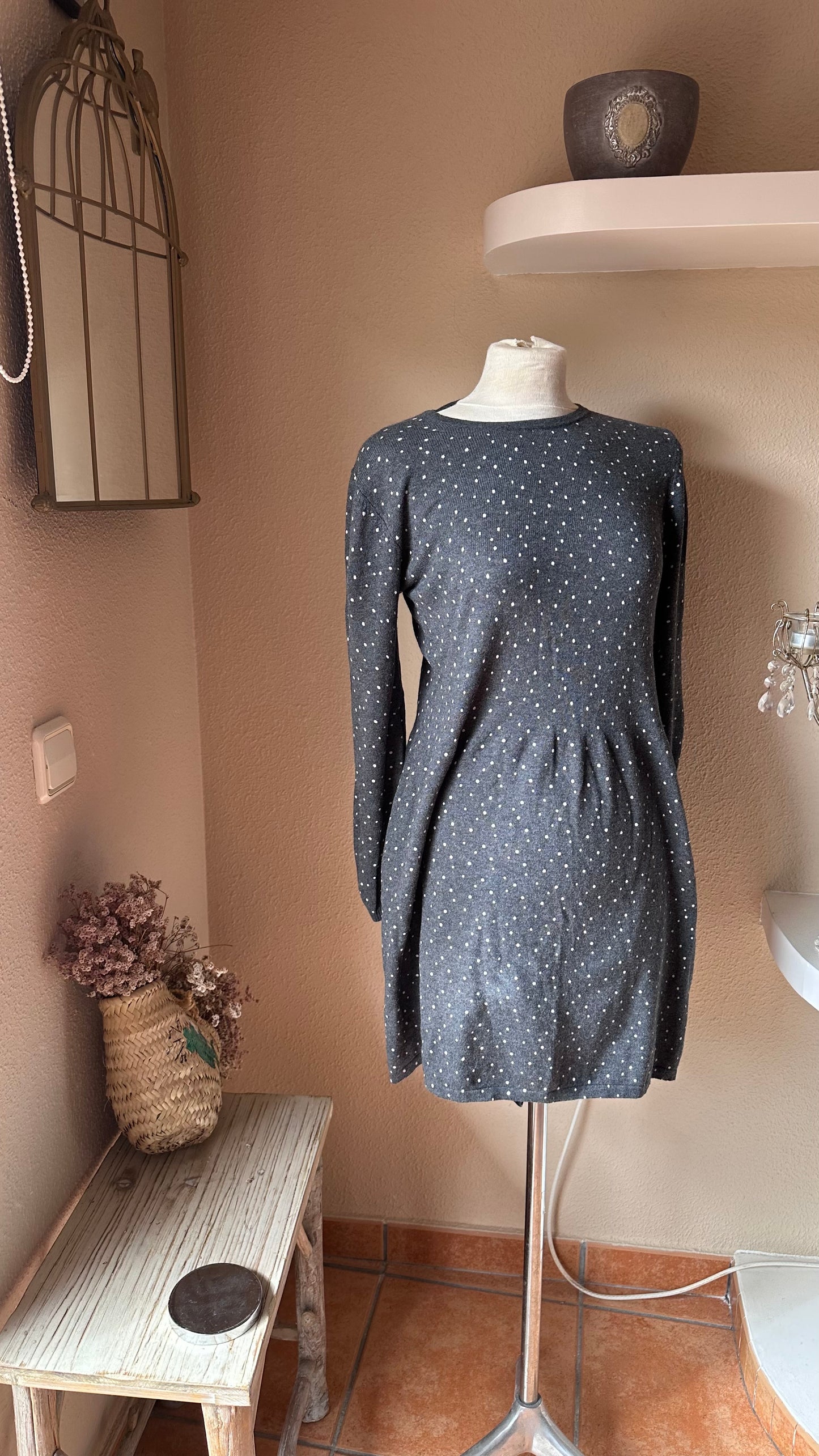Robe à pois grise