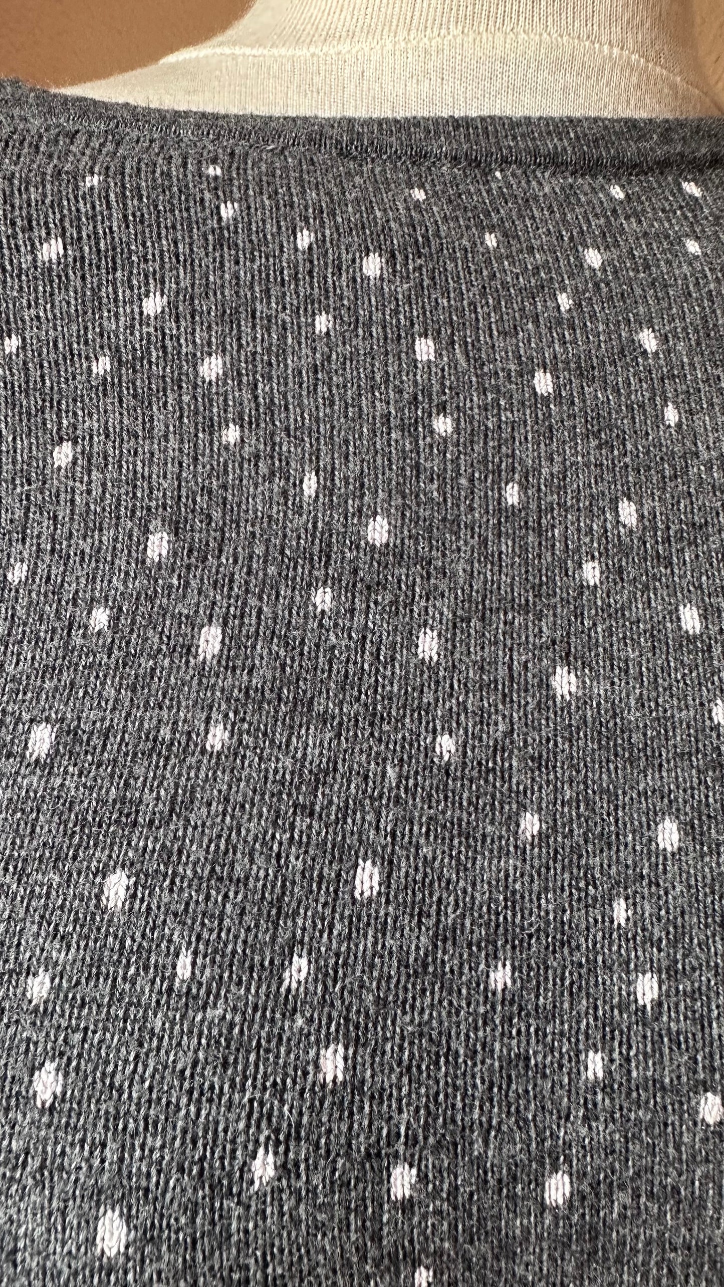 Robe à pois grise